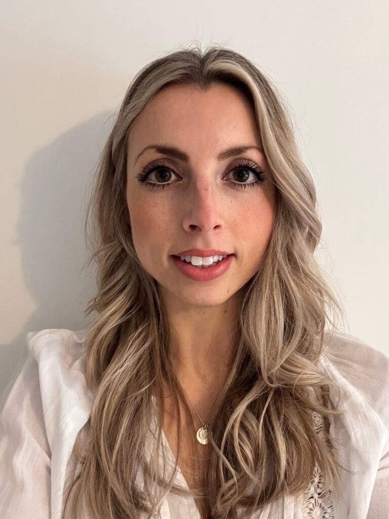 Dr Georgie Burnett, Clinical Psychologist and CAT therapist (Cognitive Analytic Therapist)