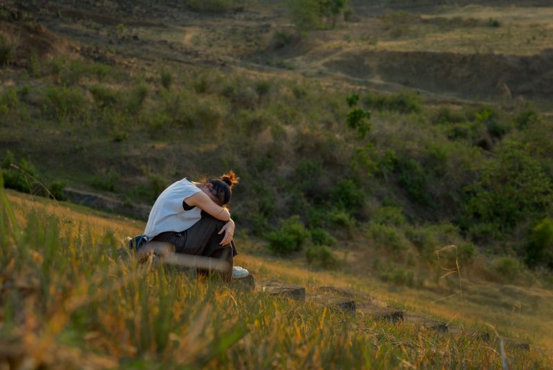 Image of a lady suffering with C PTSD. Psychologist Help for CPTSD is available.