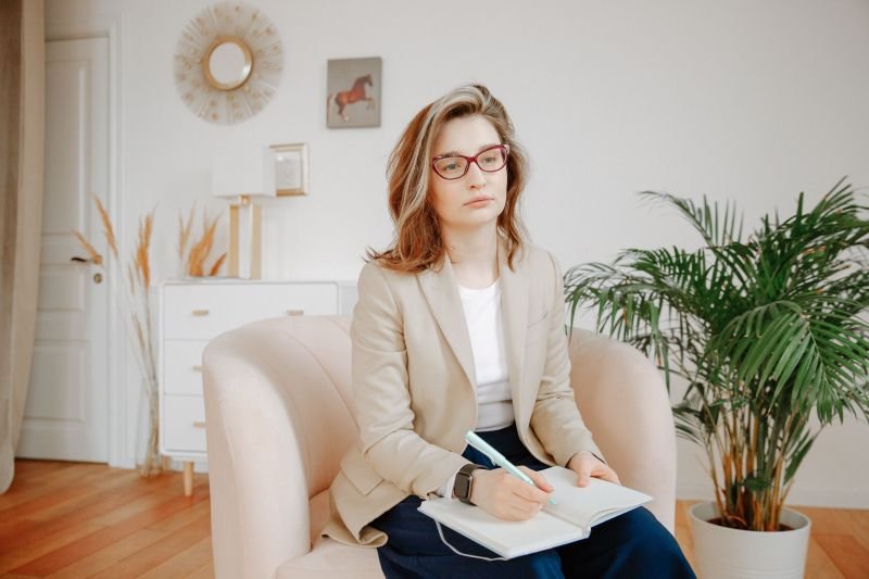 image of a therapist in a calm setting - personal-therapy-for-therapists-psychologists-counsellors